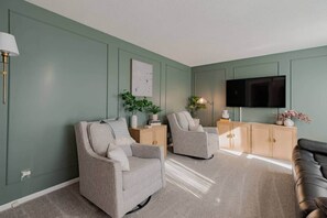 Smart TV, books - Sweet Retreat | King Rooms (Midland)