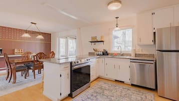 Cafetera i tetera, bullidora elèctrica, liquadora i molinet de cafè