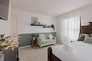 3 bedrooms, iron/ironing board, WiFi - Sweet Retreat | King Rooms (Midland)