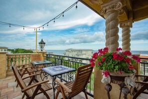 Outdoor dining - Ocean Oasis: Spanish-Med Serenity in the Golden Isles (St Simons Island)