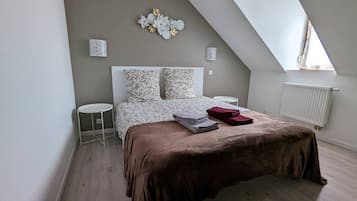 2 slaapkamers, een strijkplank/strijkijzer, reisbedje, gratis wifi