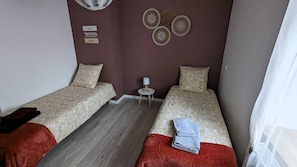 2 slaapkamers, een strijkplank/strijkijzer, reisbedje, gratis wifi