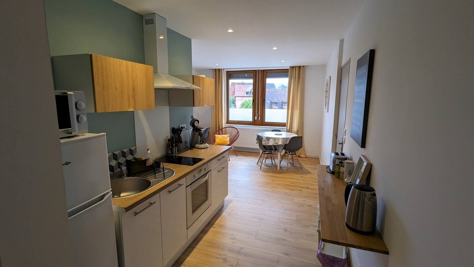 Refrigerador, microondas, horno y cafetera y tetera 