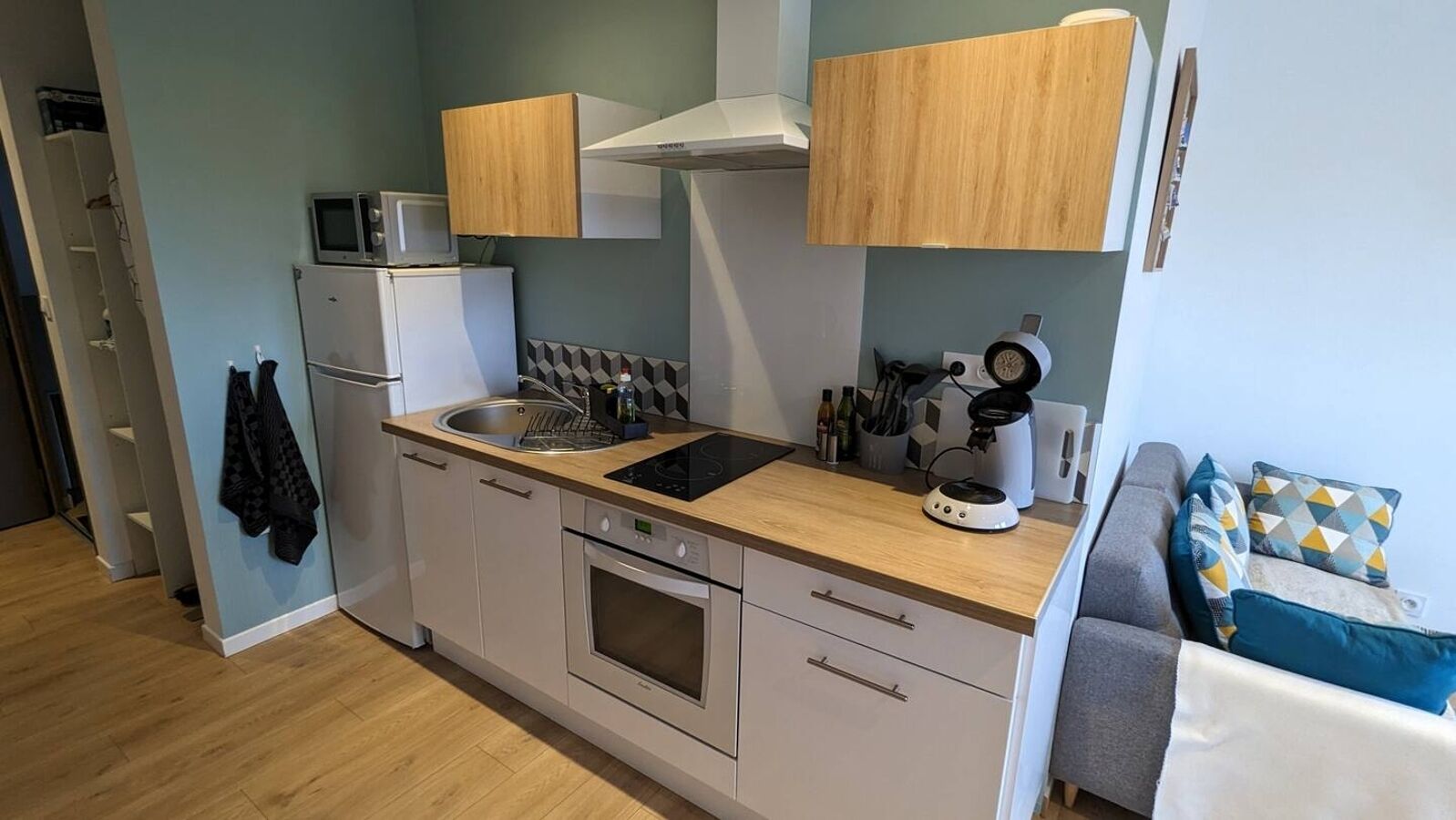 Fridge, microwave, oven, coffee/tea maker