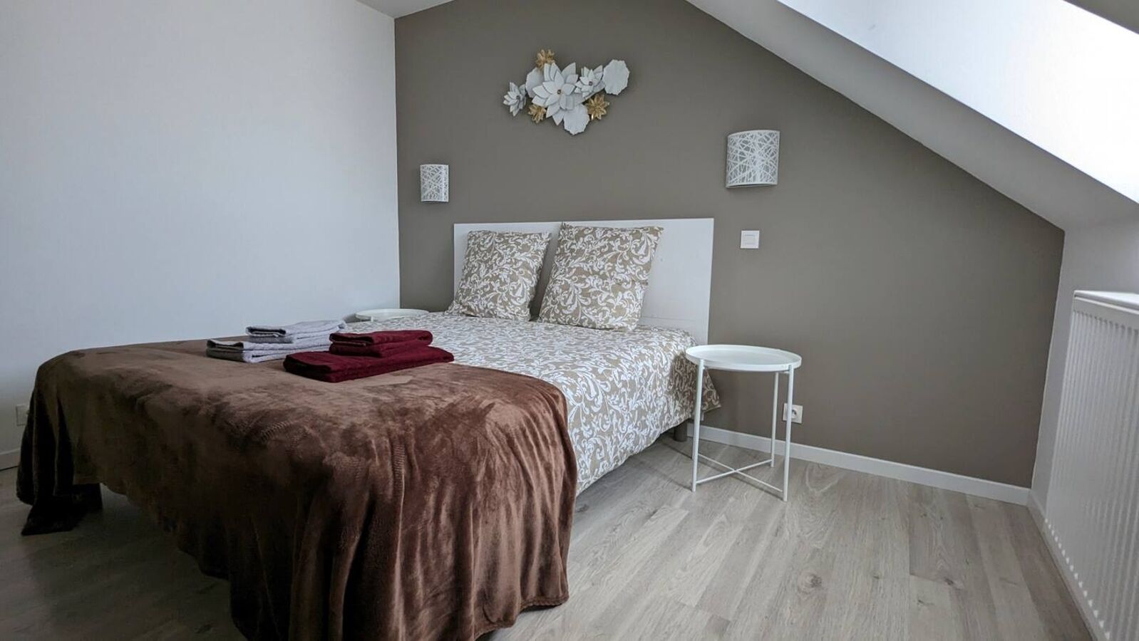 2 dormitorios, tabla de planchar con plancha, cuna de viaje