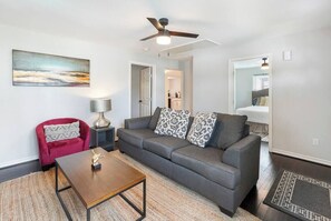 TV - Cozy Heights 2 BD Bungalow Conveniently Walkable! (Houston)