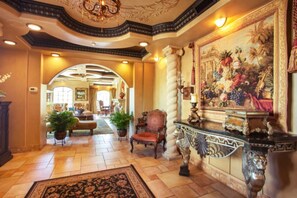 Lobby - Captivating Coastal Living: Ocean Lodge (St Simons Island)