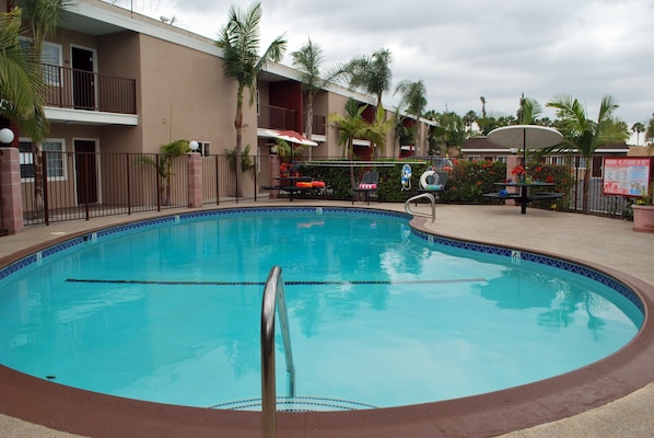 Una piscina al aire libre