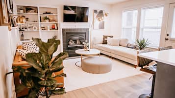 TV connectée, cheminée, livres
