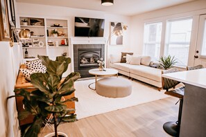 تلفزيون ذكي، مدفأة، كُتُب