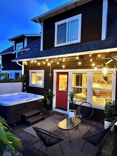 Laneda Landing: Modern, Hot Tub, off Main street in Manzanita