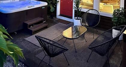 Laneda Landing: Modern, Hot Tub, off Main street in Manzanita