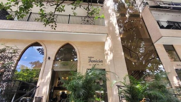 A building with arched windows and a sign reading "Fenicia." - Aparta Estudio Para Nómadas Digitales en Laureles (Medellín)