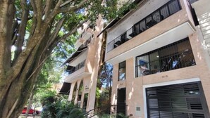 Un edificio a più piani con un basculante, ampie finestre e balconi.