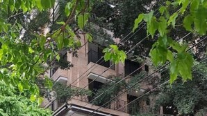 Un edificio a più piani con facciata in mattoni, finestre ad arco e balconi.