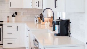 Cafetera y tetera, refrigerador, microondas y horno 