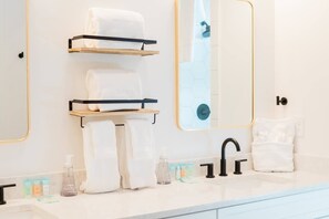 Hair dryer, towels - Luxurious 2 level Cottage on Winery Property (Dahlonega)