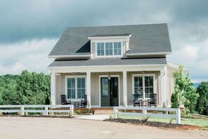Exterior - Luxurious 2 level Cottage on Winery Property (Dahlonega)