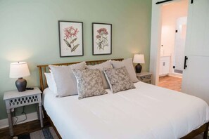 4 bedrooms, iron/ironing board, Internet, bed sheets - Luxurious 2 level Cottage on Winery Property (Dahlonega)