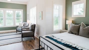 4 bedrooms, iron/ironing board, internet, bed sheets
