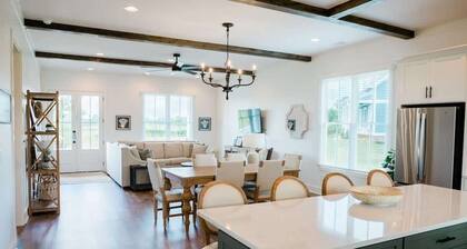 Luxurious 2 level Cottage on Winery Property