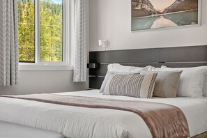 3 bedrooms, desk, free WiFi, bed sheets - Fireside Oasis | Hot Tub | Fireplace | Hot Springs (Radium Hot Springs)