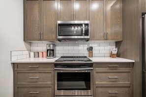 Frigorifero, microonde, forno, piano cottura