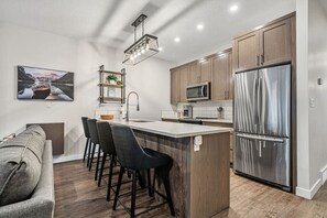 Fridge, microwave, oven, stovetop - Fireside Oasis | Hot Tub | Fireplace | Hot Springs (Radium Hot Springs)