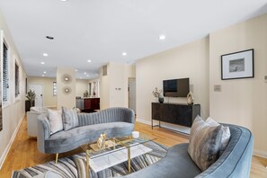 Living area - Luxury 6BD/5BTH + Roofdeck - Downtown Chicago! (Chicago)