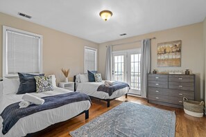 6 bedrooms, desk, iron/ironing board, travel cot