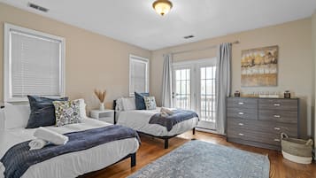 6 bedrooms, iron/ironing board, WiFi, bed sheets
