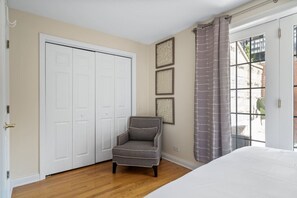 6 bedrooms, desk, iron/ironing board, travel cot