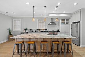 Private kitchen - Luxury 6BD/5BTH + Roofdeck - Downtown Chicago! (Chicago)