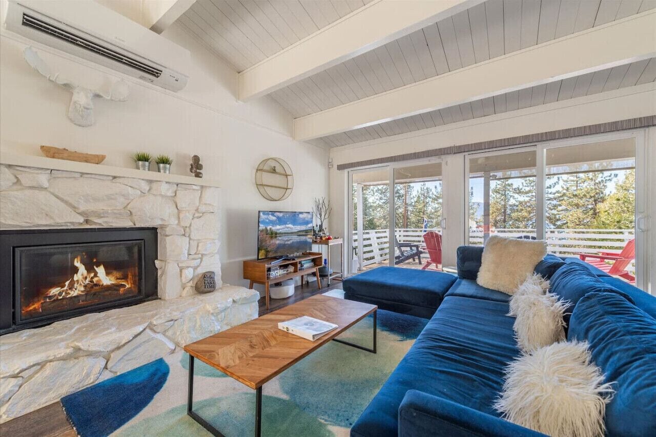 Lake Views, Hot-Tub, Pet-Friendly Cabin Nice Decks