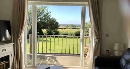 Peaceful home from home cottage beautifully presented in village location.