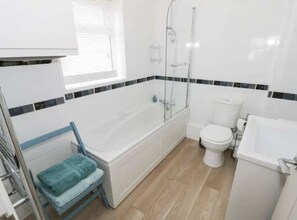 Sèche-cheveux, serviettes fournies, savon, papier toilette