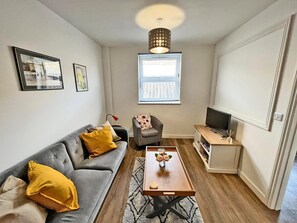 Apartment | Living area - Immaculate 2-bed Apartment Town Centre (Cheltenham)