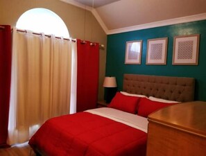 4 habitaciones, caja de seguridad en la habitación y escritorio 