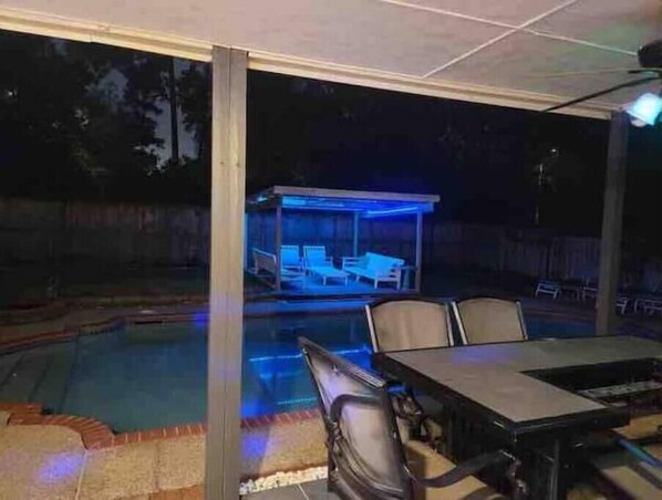 Una piscina al aire libre, una piscina climatizada