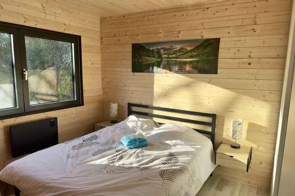 5 quartos, ferros/tábuas de passar roupa, berço de viagem