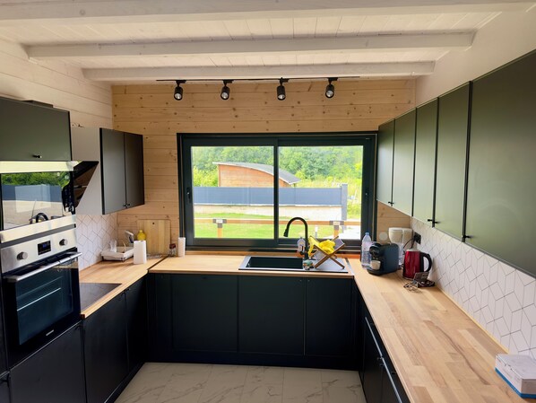 Fridge, microwave, oven, stovetop - Maison Vacances Disneyland Paris (Chalifert)