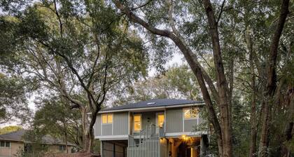 Conch Cottage by Avantstay Walk to Beach, Deck, Fireplace, Outdoor Dining