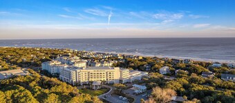 Conch Cottage by Avantstay Walk to Beach, Deck, Fireplace, Outdoor Dining