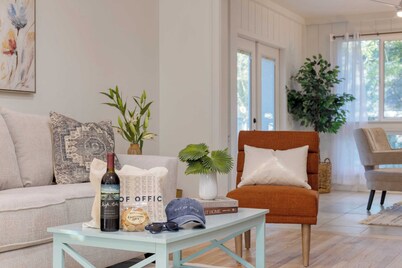 Conch Cottage by Avantstay Walk to Beach, Deck, Fireplace, Outdoor Dining