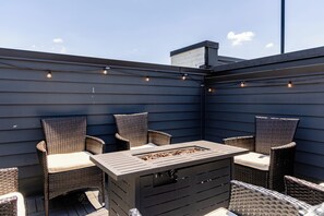 Interior - Huge Private Rooftop Deck w/ Firepit + Putt-putt 8 Mins to Broadway Doralee (Nashville)
