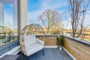 Interior - Huge Private Rooftop Deck w/ Firepit + Putt-putt 8 Mins to Broadway Doralee (Nashville)
