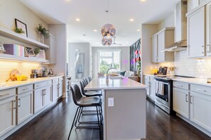 House (3 Bedrooms) | Private kitchen | Fridge, microwave, oven, stovetop - Doralee by Avantstay Rooftopterrace 8 Mins to Broadway Dolly Parton Theme (Nashville)