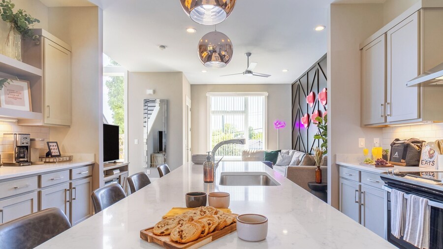 Huge Private Rooftop Deck w/ Firepit + Putt-putt 8 Mins to Broadway Doralee