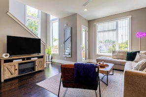 Interior - Huge Private Rooftop Deck w/ Firepit + Putt-putt 8 Mins to Broadway Doralee (Nashville)