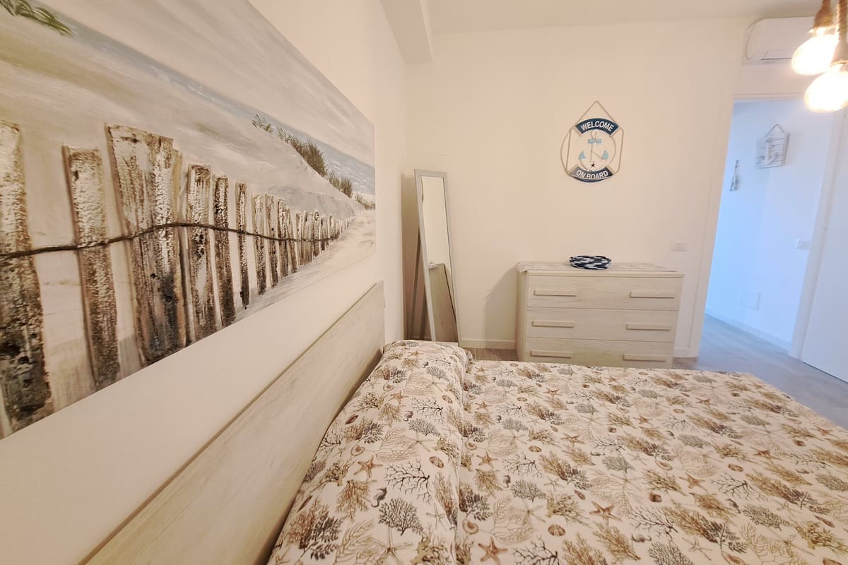 2 habitaciones, escritorio y espacio para trabajar con laptop